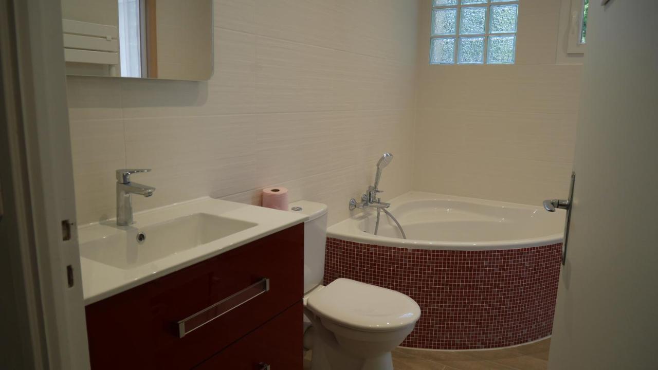La Maison Blanche Bed and Breakfast Saint Aygulf Exteriör bild